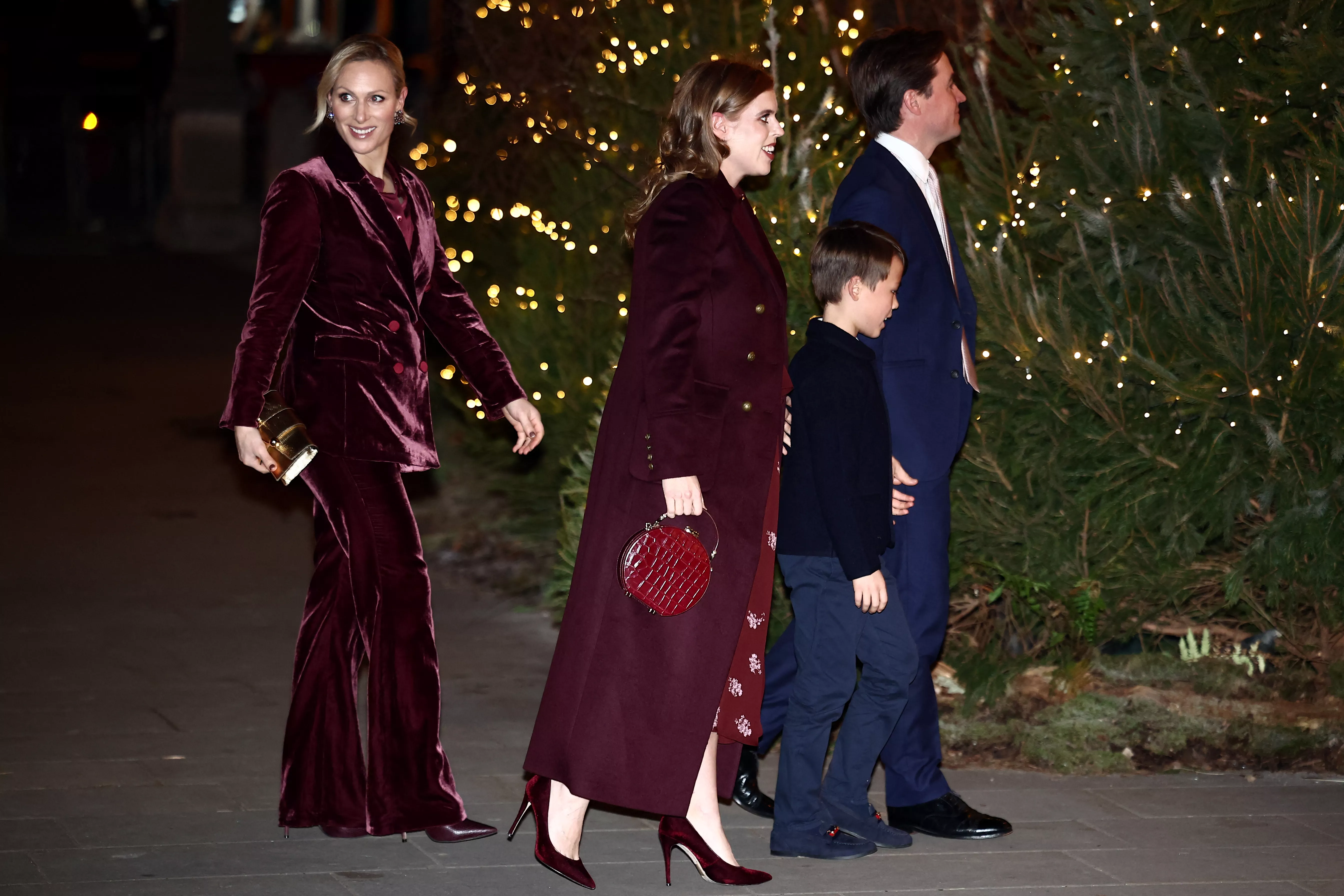 Cool, cooler, Zara: Prinzessin Annes Tochter erschien beim Weihnachtskonzert ohne ihren Mann Mike und die Kinder. Ihr Outfit passte sie an das von Prinzessin Beatrice an.