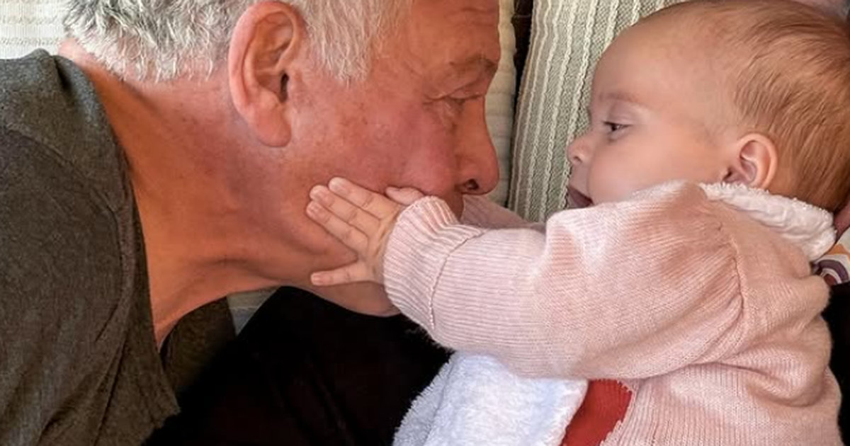 Abdullah II. von Jordanien Süßes Foto mit Baby Iman – doch wer versteckt sich im Hintergrund?