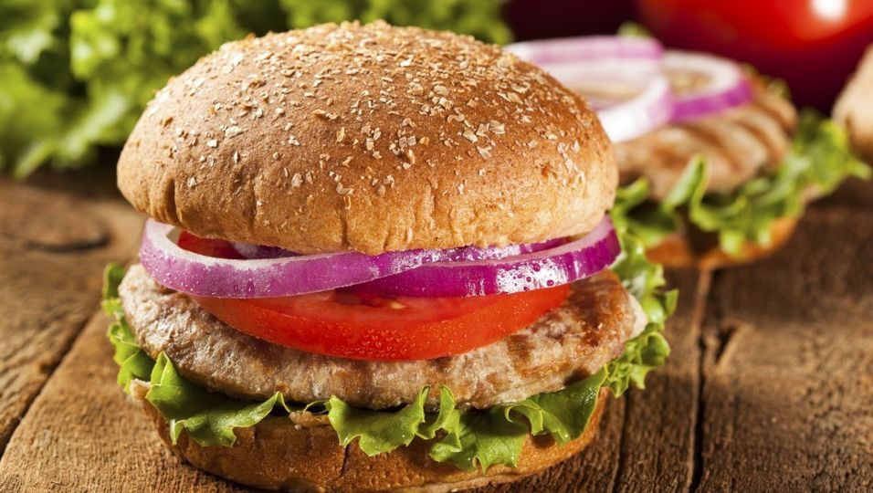 Putenburger: Leicht und lecker mit Spinat und Ziegenkäse | BUNTE.de