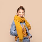 Herbst/Winter 2022: 3 angesagte Schal-Trends, die dein Outfit upgraden