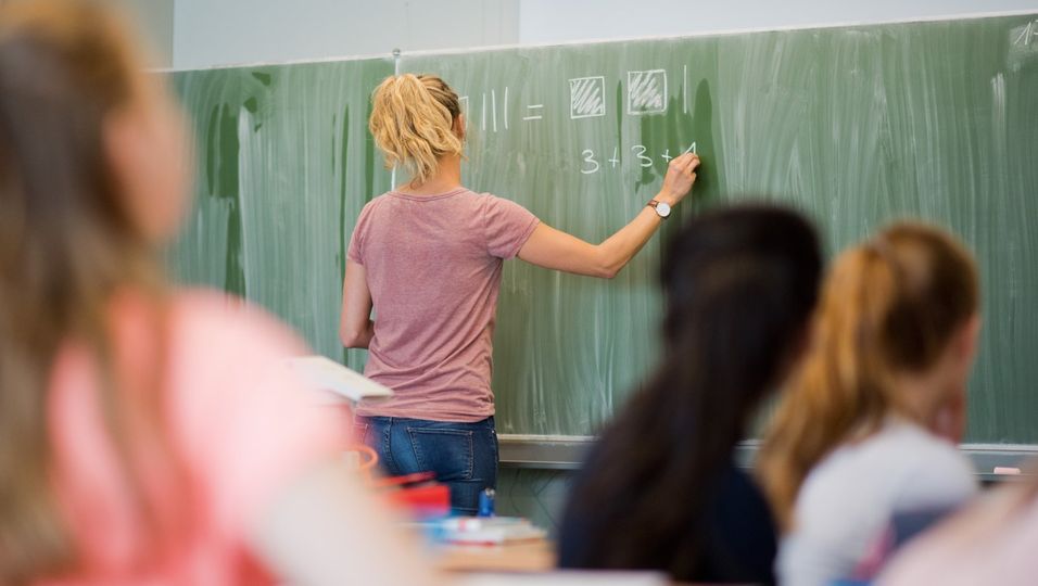Einige Bundesländer entlassen vor den Sommerferien einen Teil ihrer Lehrer, um sie zum neuen Schuljahr wieder einzustellen. Auf