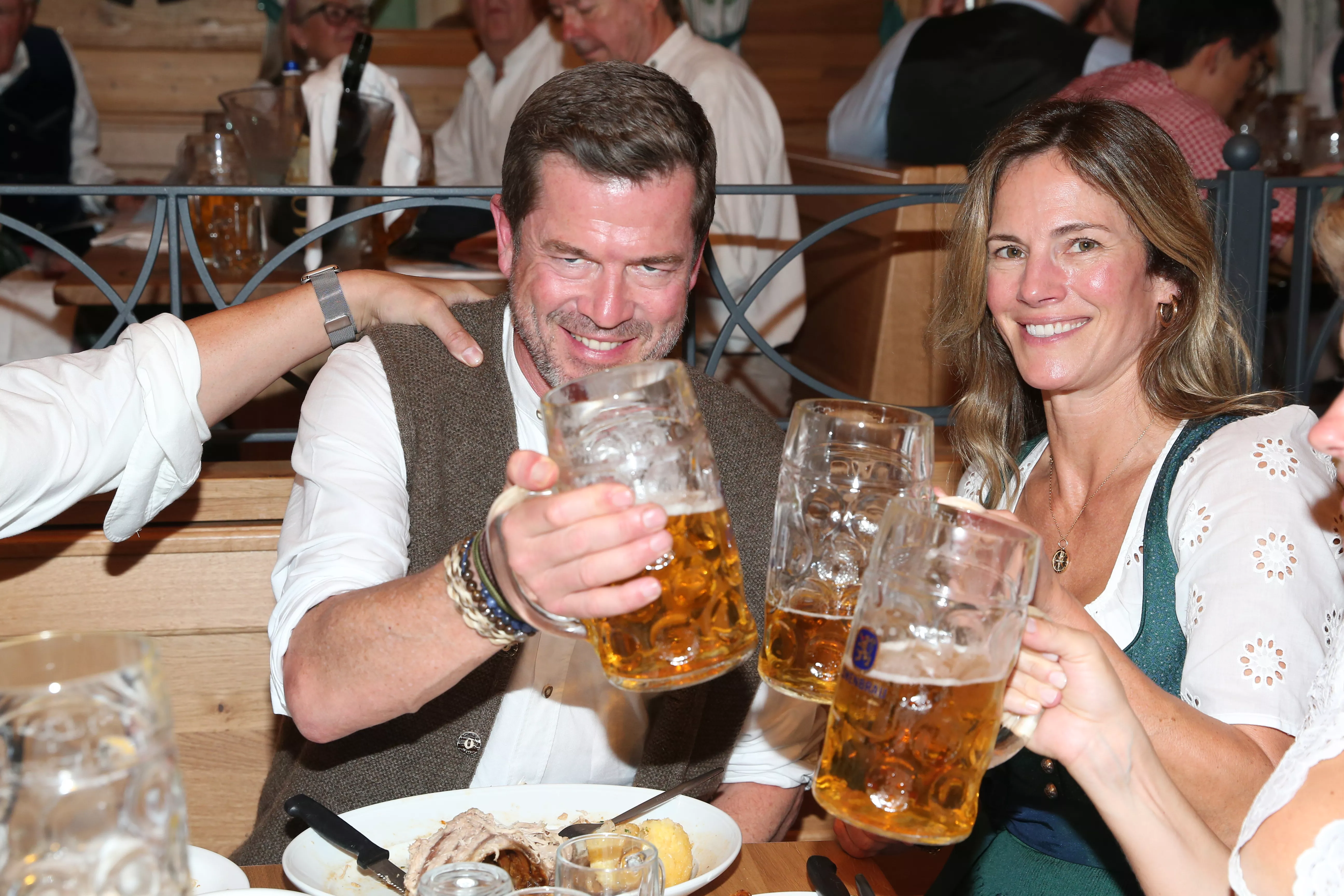 KarlTheodor zu Guttenberg feiert ausgelassen auf dem Oktoberfest