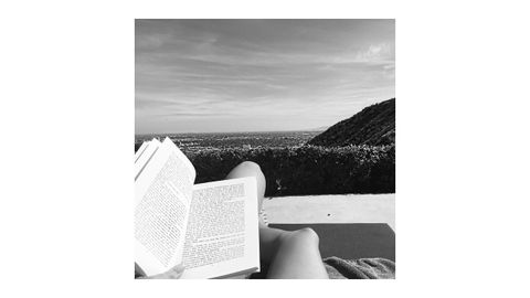 So sieht Entspannung aus! Liliana Matthäus genießt die Sonne über den Hügeln von Los Angeles.