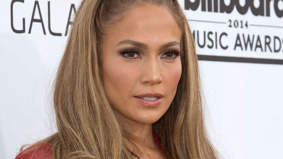 Jennifer Lopez: Sie macht College-Jacken 2023 zum Trend