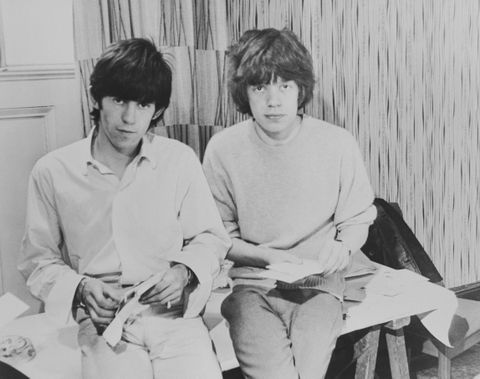 Keith Richards und Mick Jagger kennen sich aus der Schule. 1960 trafen sie sich zufällig wieder und gründeten die „Rolling Stones“.