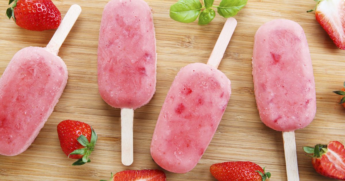 Erdbeereis am Stiel: Mit Kokosnuss-Joghurt selber machen | BUNTE.de