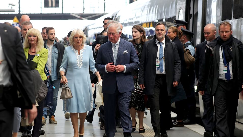 König Charles & Königin Camilla: Umweltfreundlich in Klasse 1: So reisen sie nach Hamburg