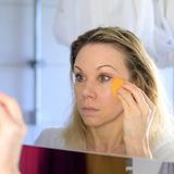 Schicht für Schicht: Mit der Sandwich-Technik hält dein Make-up den ganzen Tag