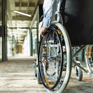 Klasse baut für behinderten Vater Rollstuhl-Kinderwagen, damit er sein Baby spazieren fahren kann